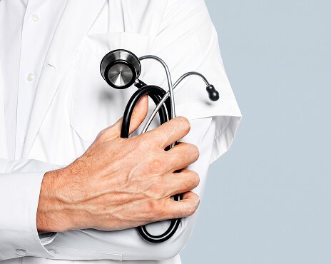 Médico revisando os números da clínica durante a análise tributária
